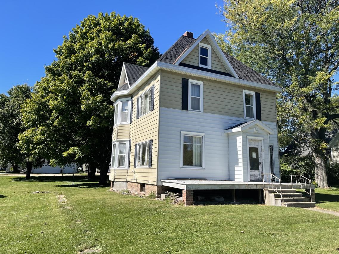 18 N Jefferson Ave., Amboy, IL 61310