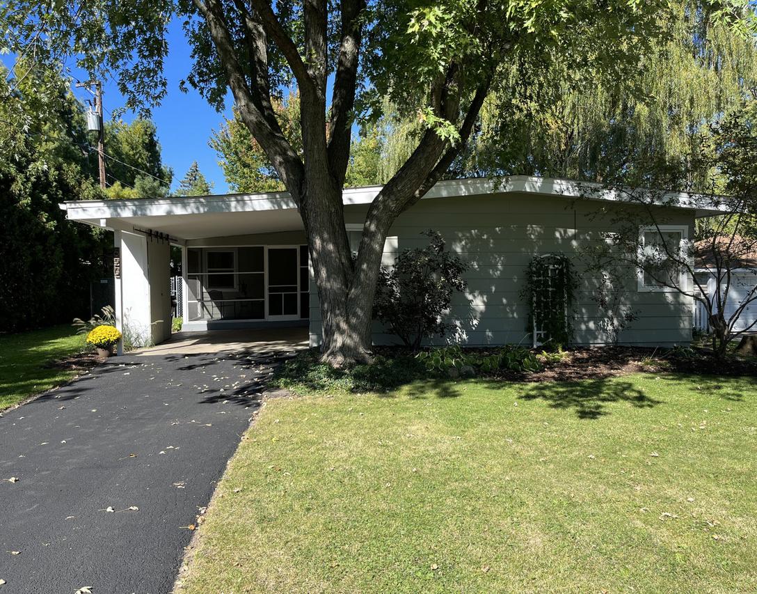 620 Highland Ave., Woodstock, IL 60098