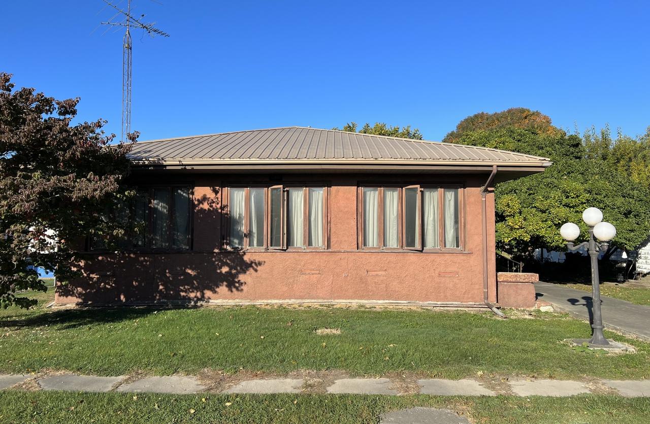 206 Center St., Hume, IL 61932