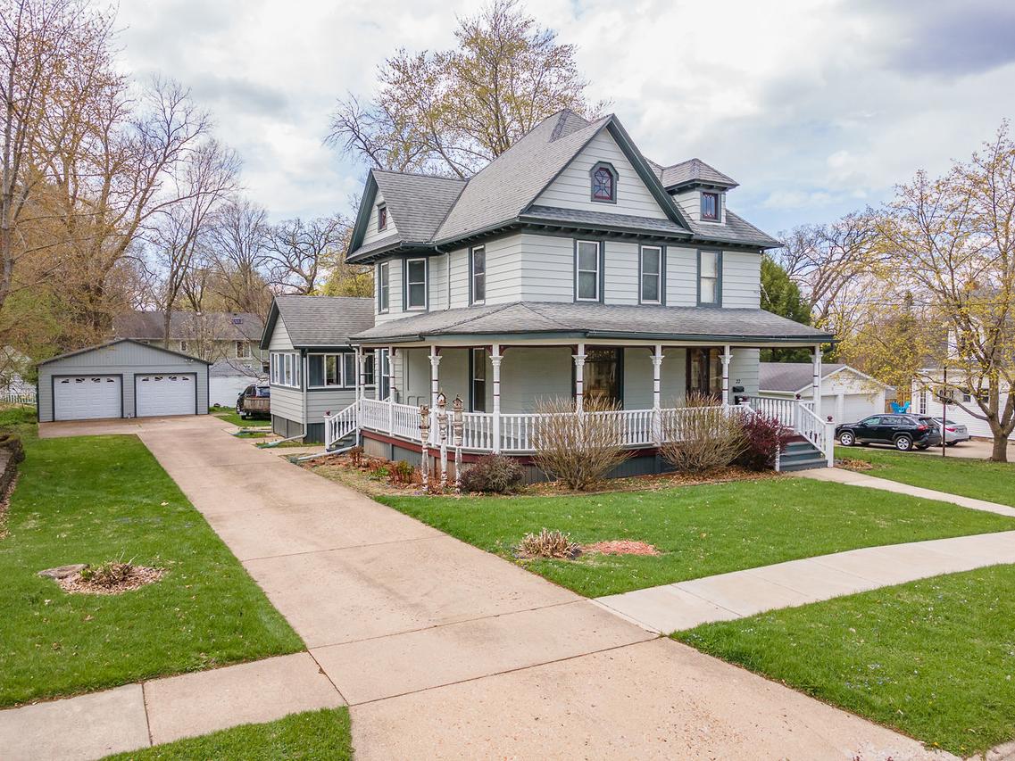 22 N Mernitz Ave., Freeport, IL 61032