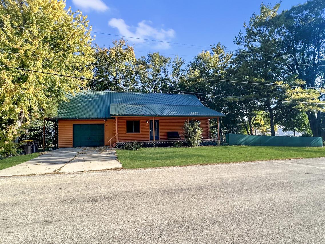 214 E Main St., Lena, IL 61048