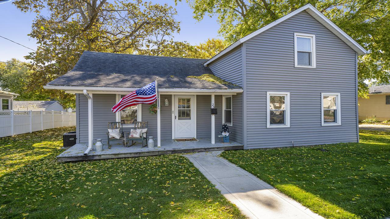 25 W Main St., Amboy, IL 61310