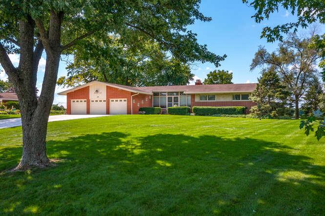 153 Hillcrest Dr., Barrington, IL 60010