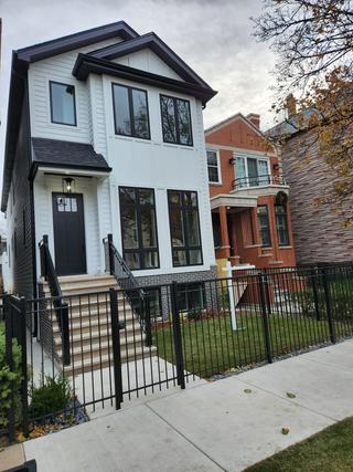 1323 W Nelson St., Chicago, IL 60657