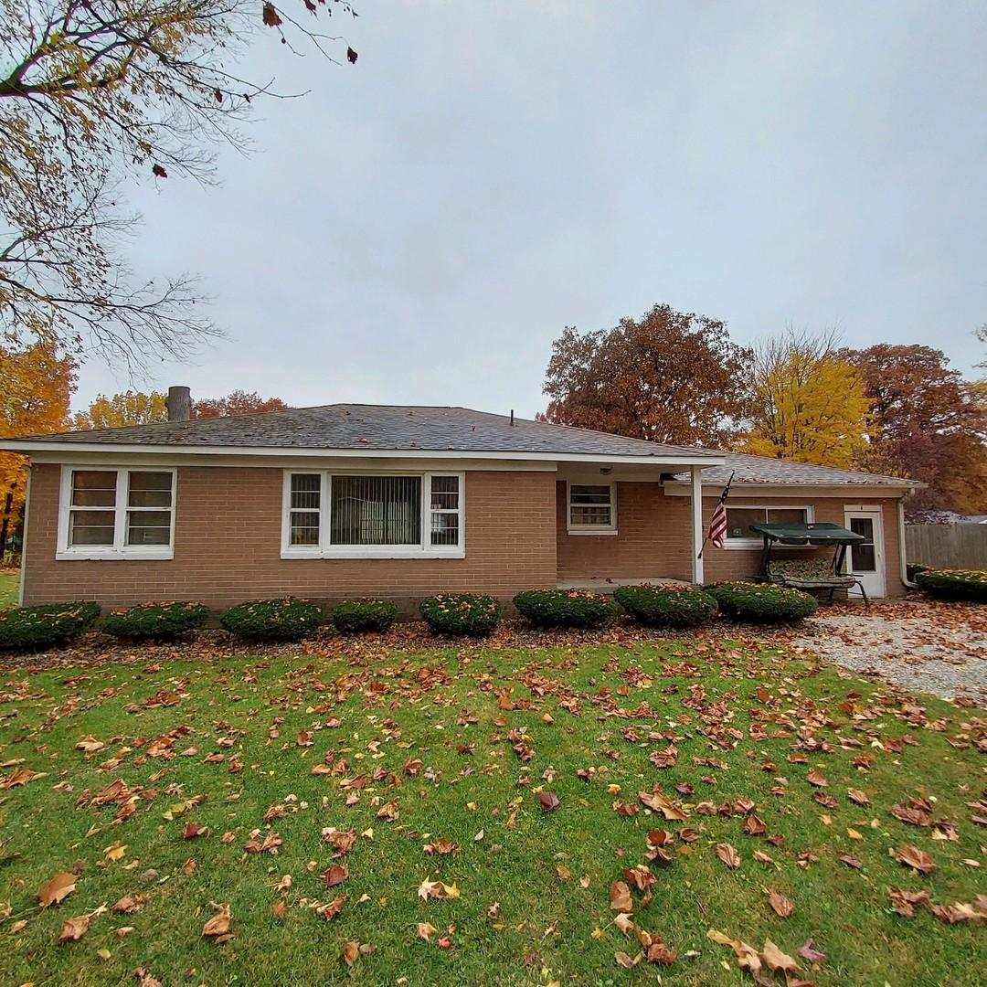 4 N Henson Rd., Villa Grove, IL 61956