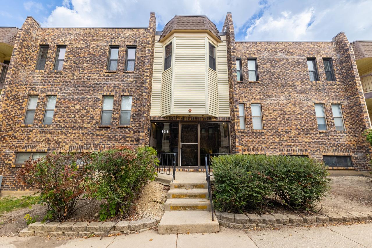 2013 Country Club Dr. #4A, Woodridge, IL 60517