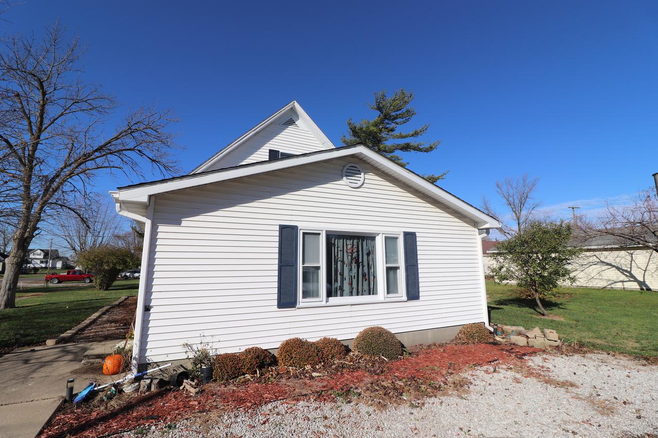 21 Chestnut St., Weldon, IL 61882