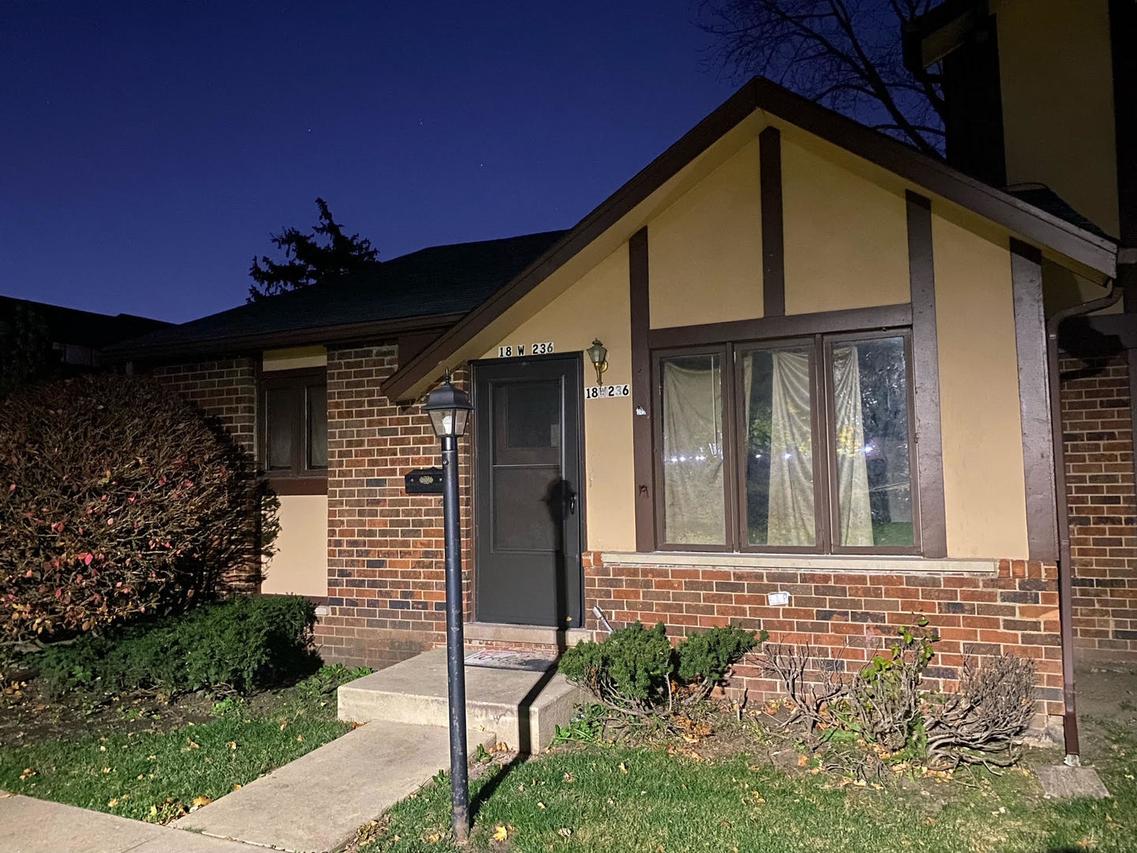 18W236 Buckingham Ln., Villa Park, IL 60181