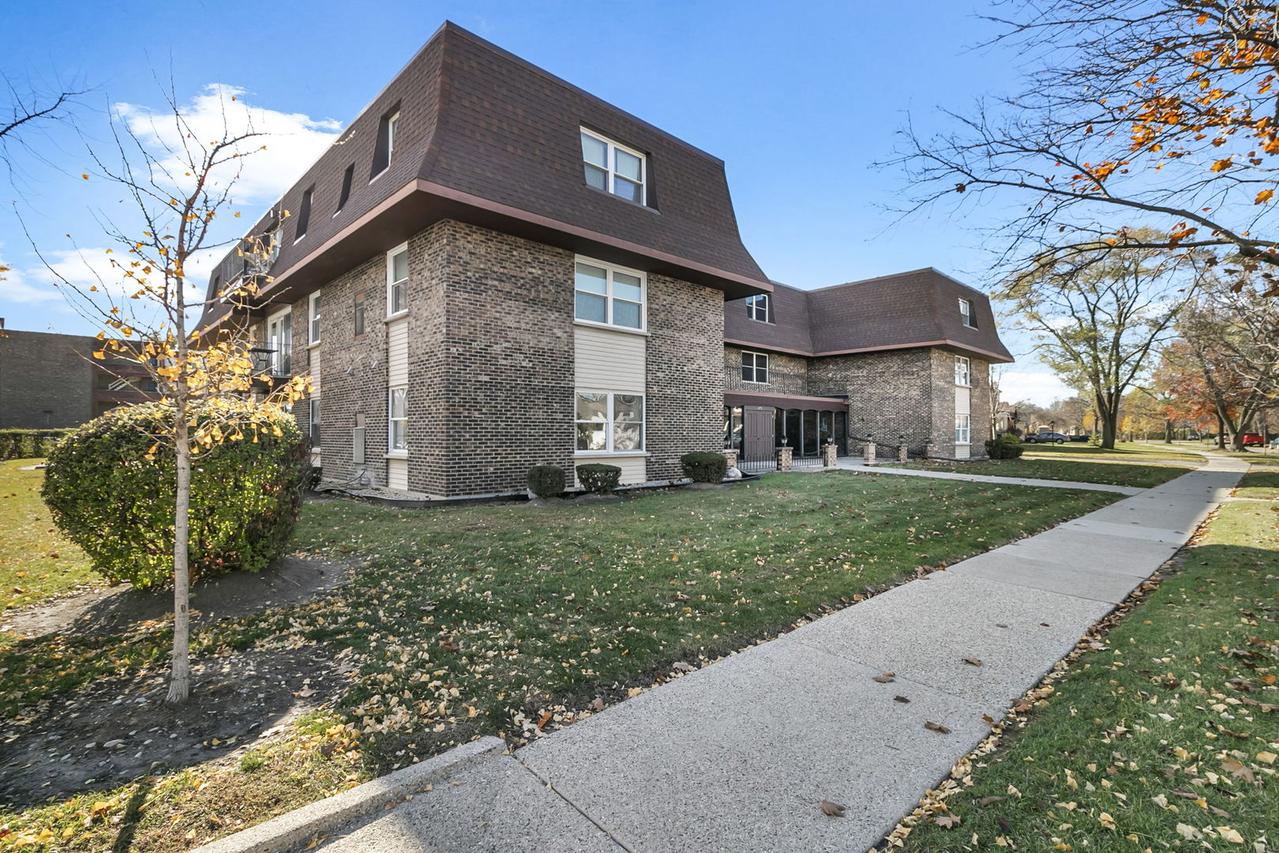 475 Shenstone Rd. #104, Riverside, IL 60546