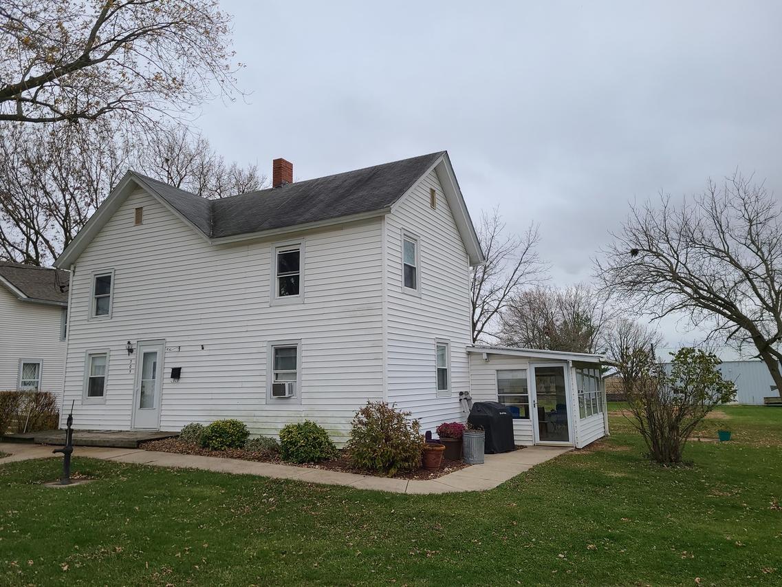 305 Evans Ave., Ashton, IL 61006