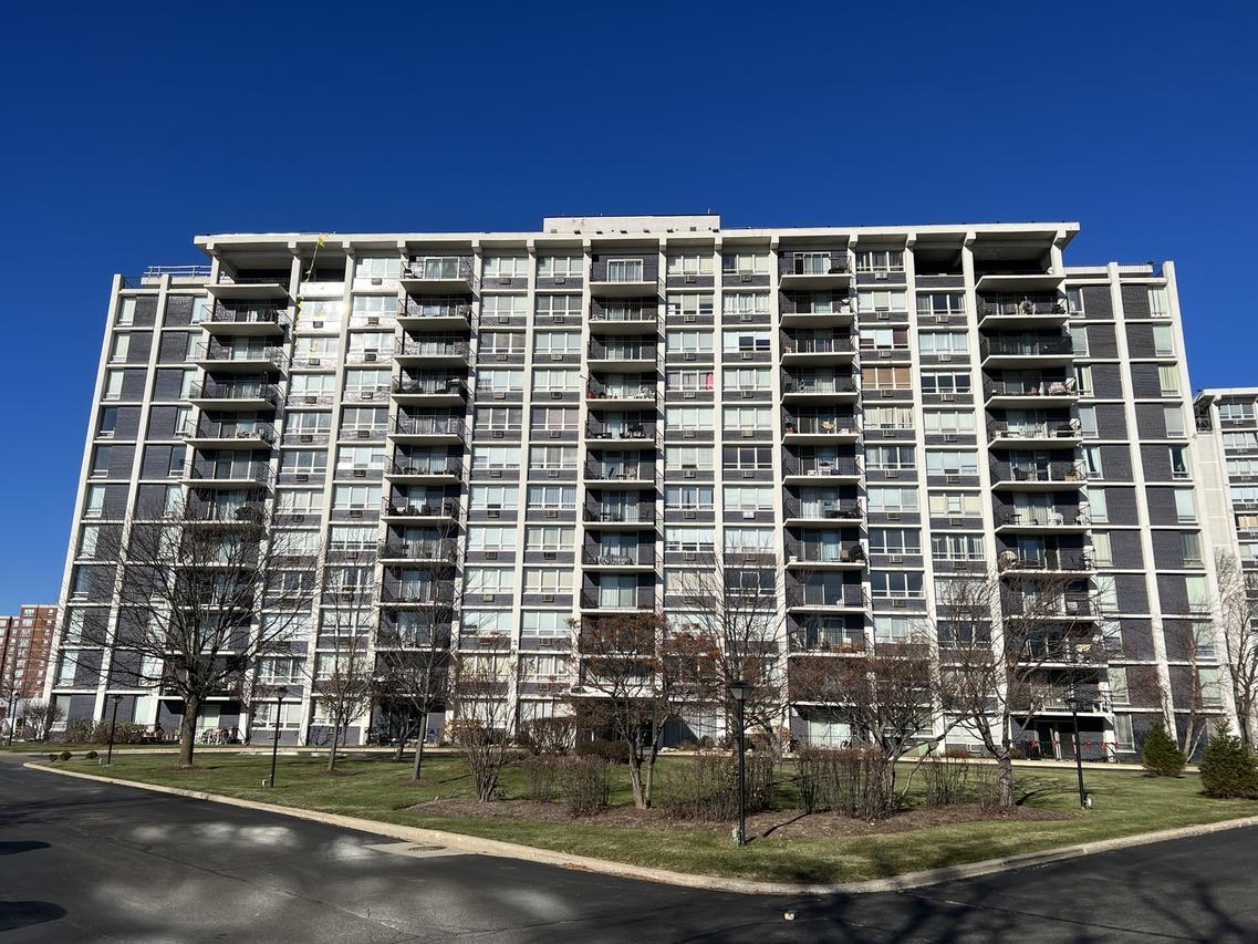 8809 W Golf Rd. #11D, Niles, IL 60714