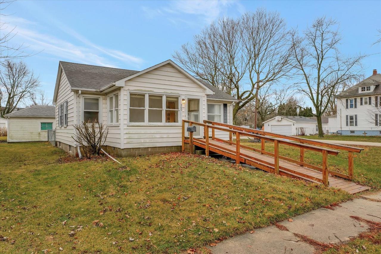 360 W Orleans St., Paxton, IL 60957