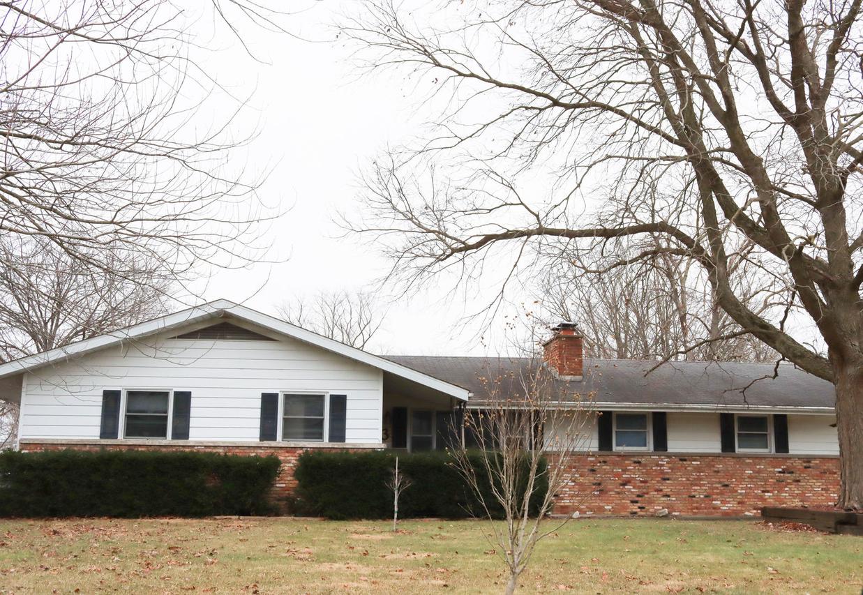3 S Henson Rd., Villa Grove, IL 61956