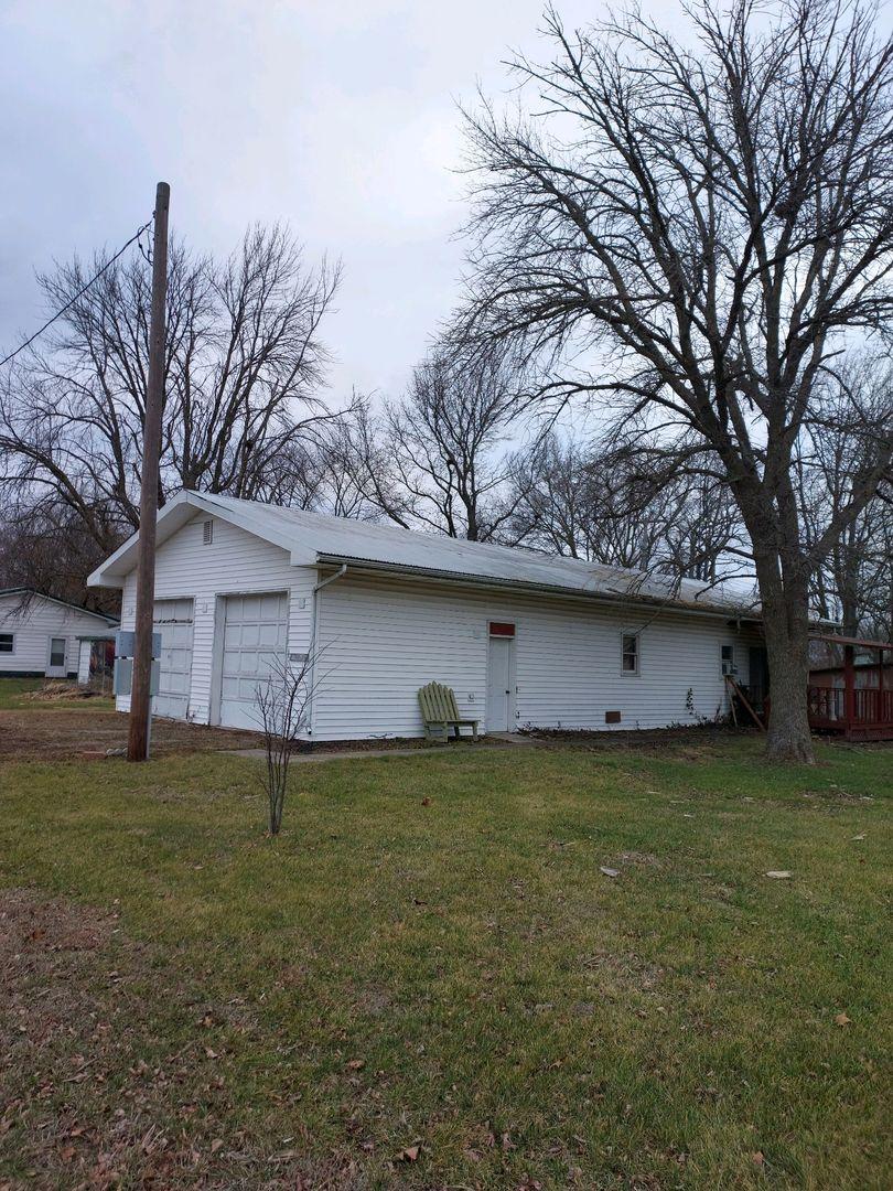 101 1st St., Hindsboro, IL 61930