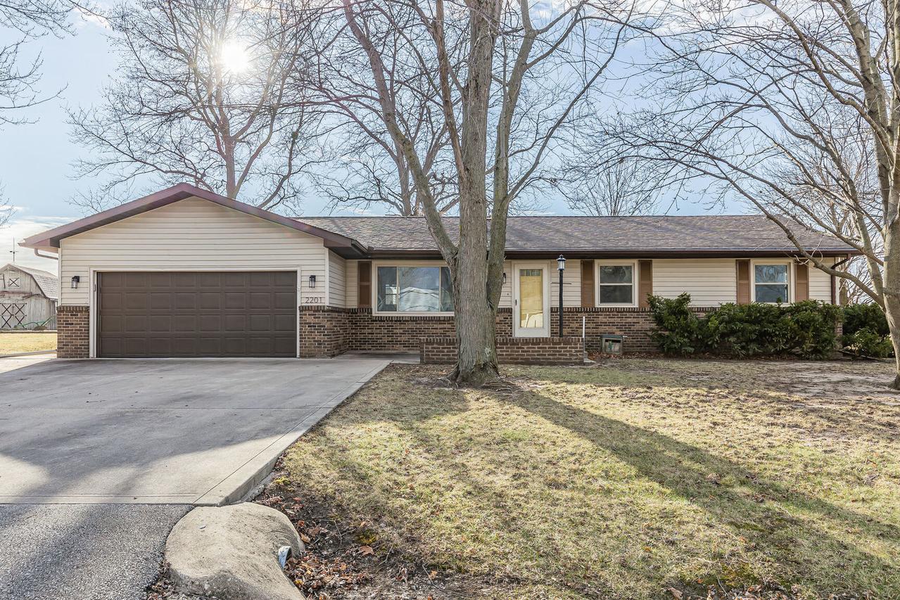 2201 Heather Hills Dr., St. Joseph, IL 61873