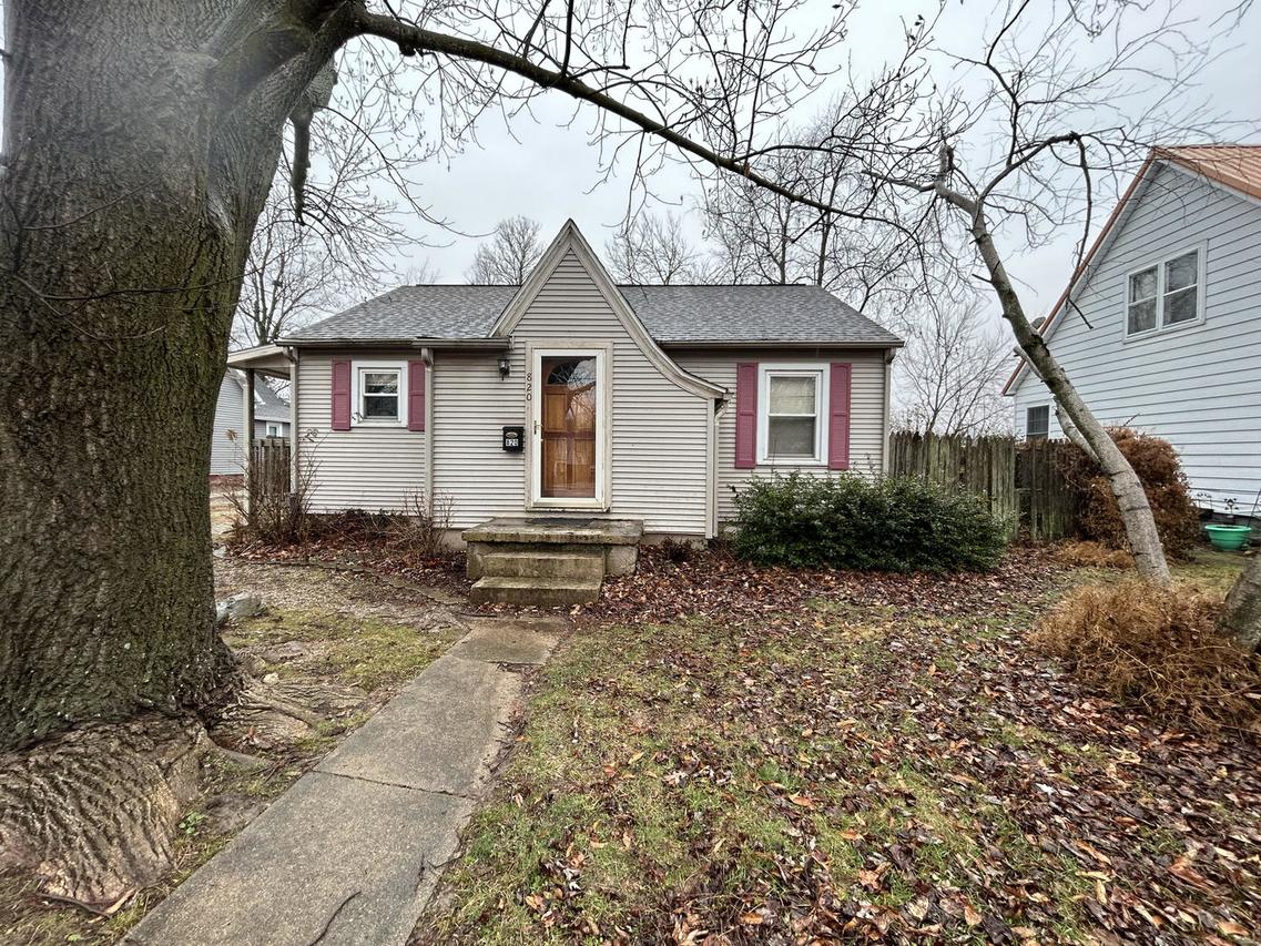 820 Division St., Charleston, IL 61920