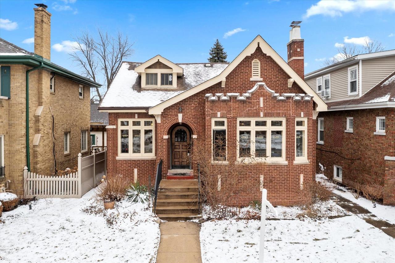 9833 S Hoyne Ave., Chicago, IL 60643