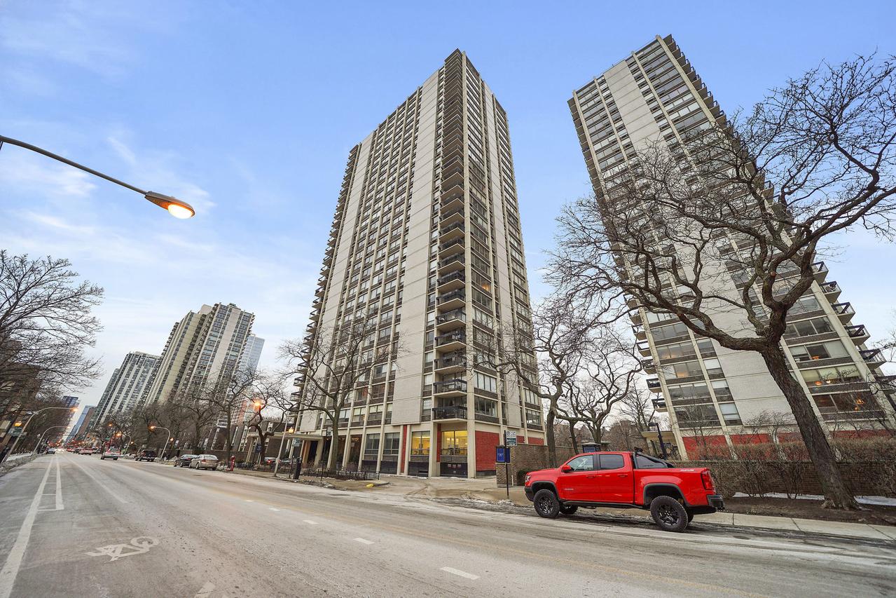 1355 N Sandburg Ter. #2209D, Chicago, IL 60610