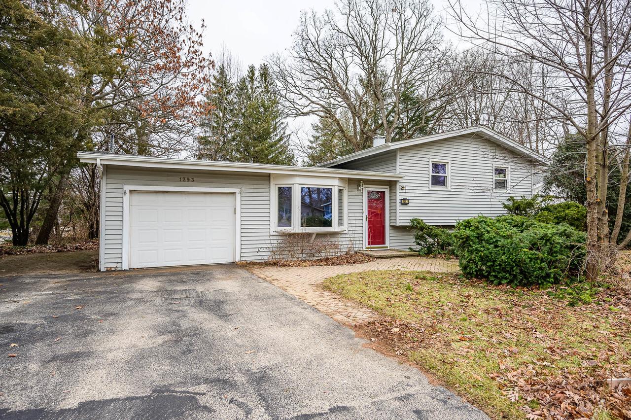 1293 Banbury Rd., Mundelein, IL 60060