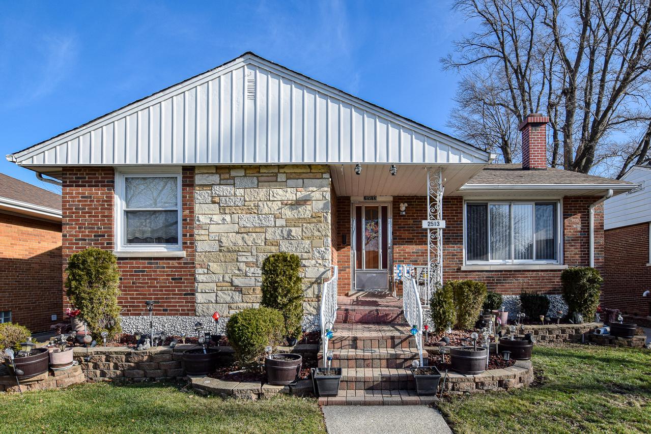 2513 S 4th Ave., North Riverside, IL 60546