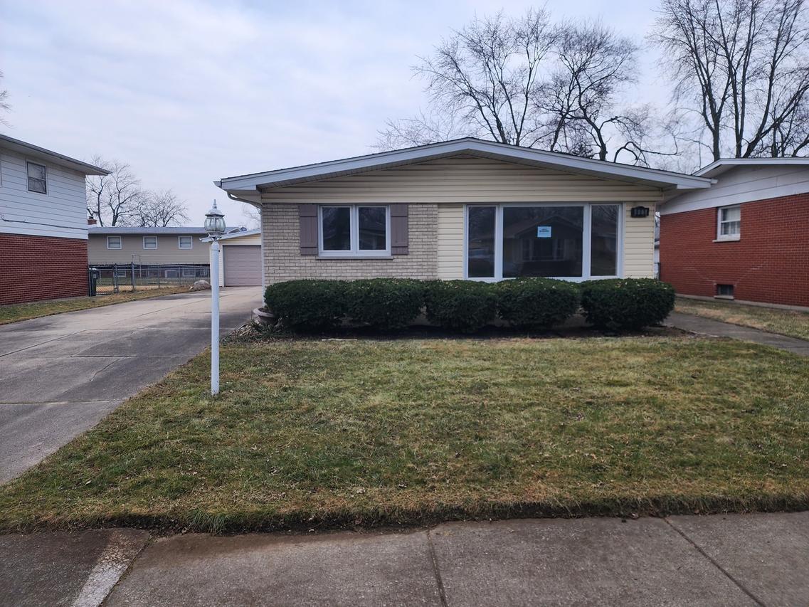 901 N Rainbow Dr., Glenwood, IL 60425