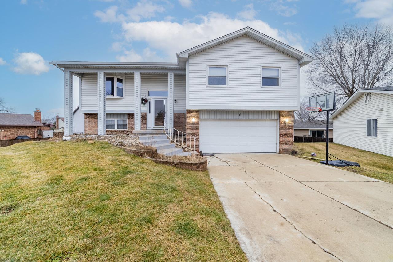 5 Lorraine Ave., Woodridge, IL 60517