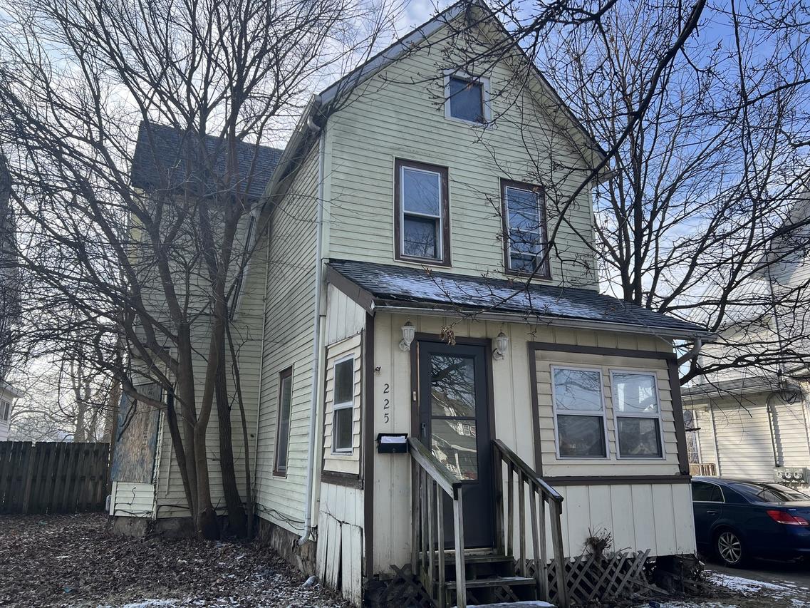 225 W Broadway St., Freeport, IL 61032