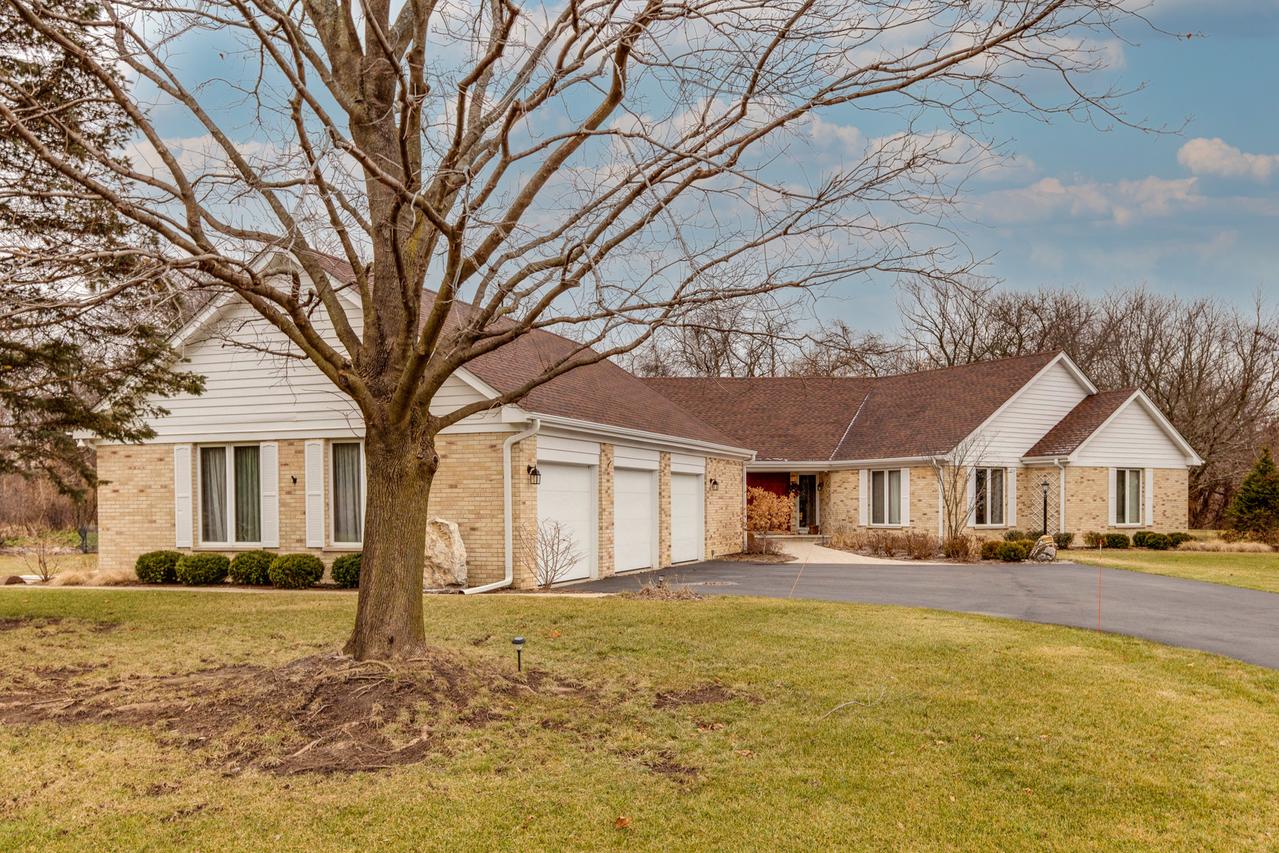 24 Seneca East Ave., Hawthorn Woods, IL 60047