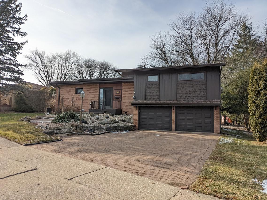 46 N Westwood Ave., Freeport, IL 61032