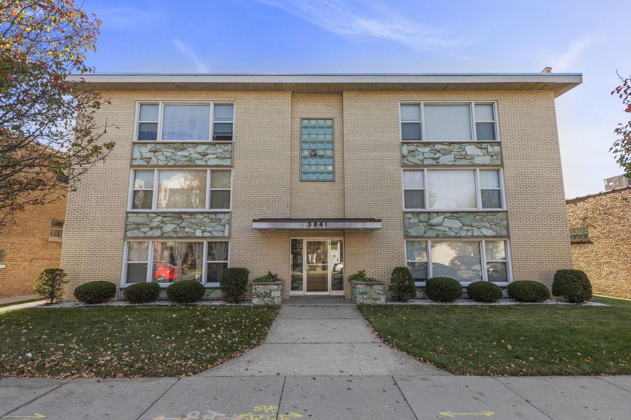 5841 W Lawrence Ave. #3SE, Chicago, IL 60630