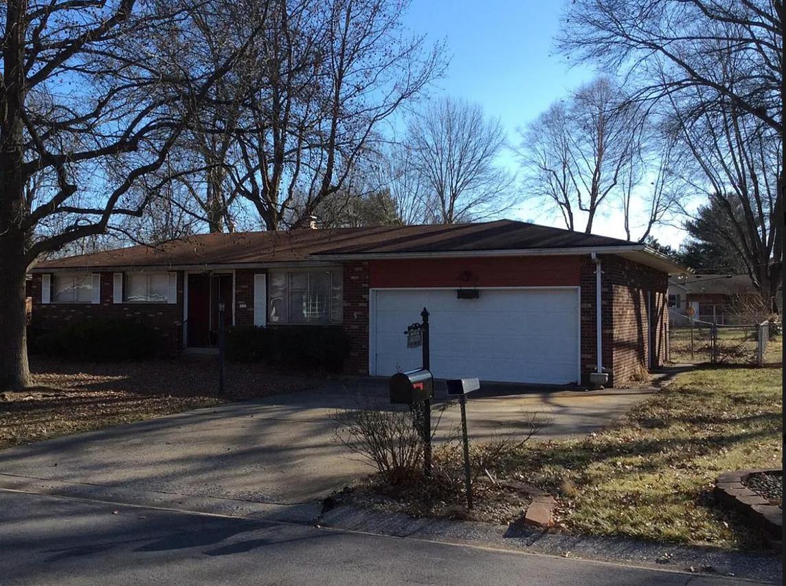 111 Springdale Pl., Wood River, IL 62095