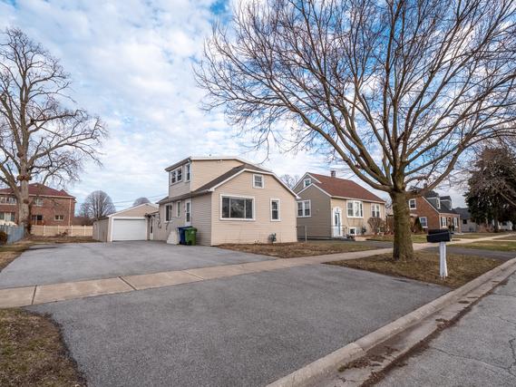 9807 Moody Ave., Oak Lawn, IL 60453