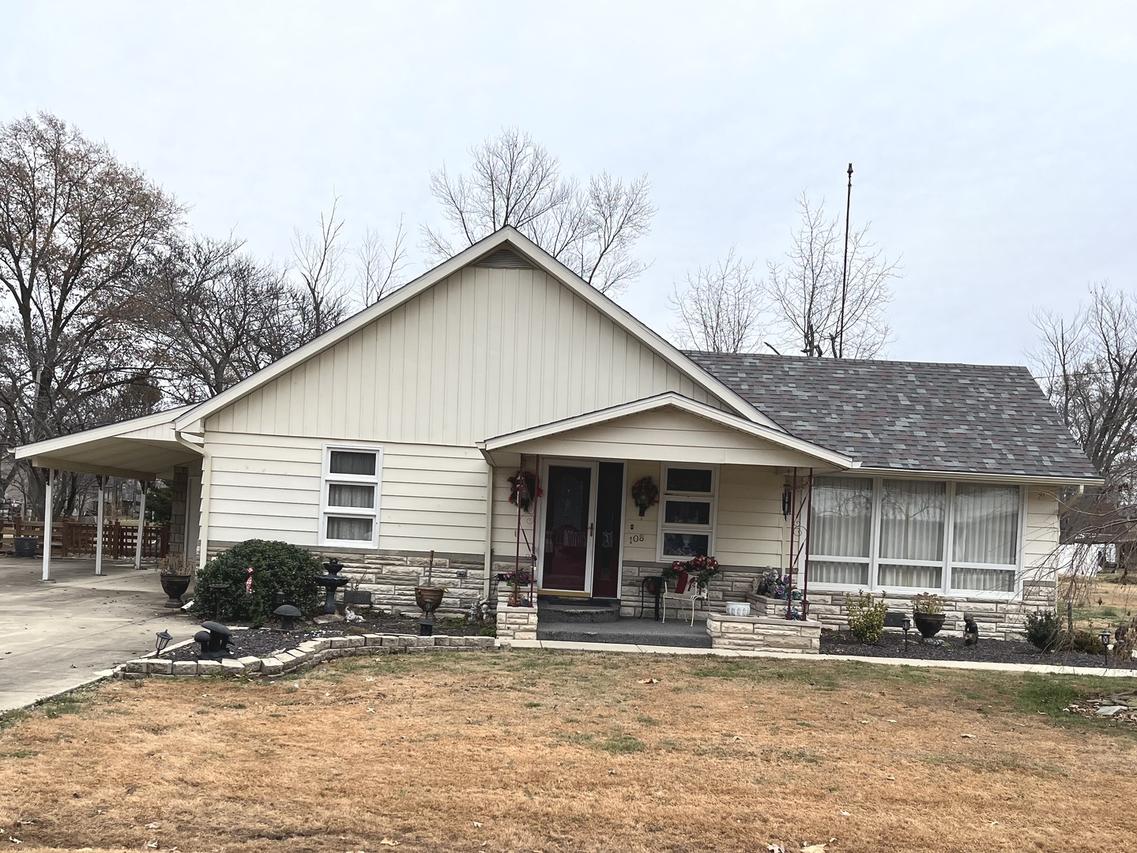 108 N Everett St., Odin, IL 62870