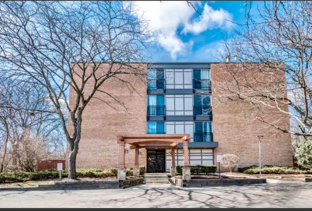 1811 Four Lakes Ave. #1H, Lisle, IL 60532