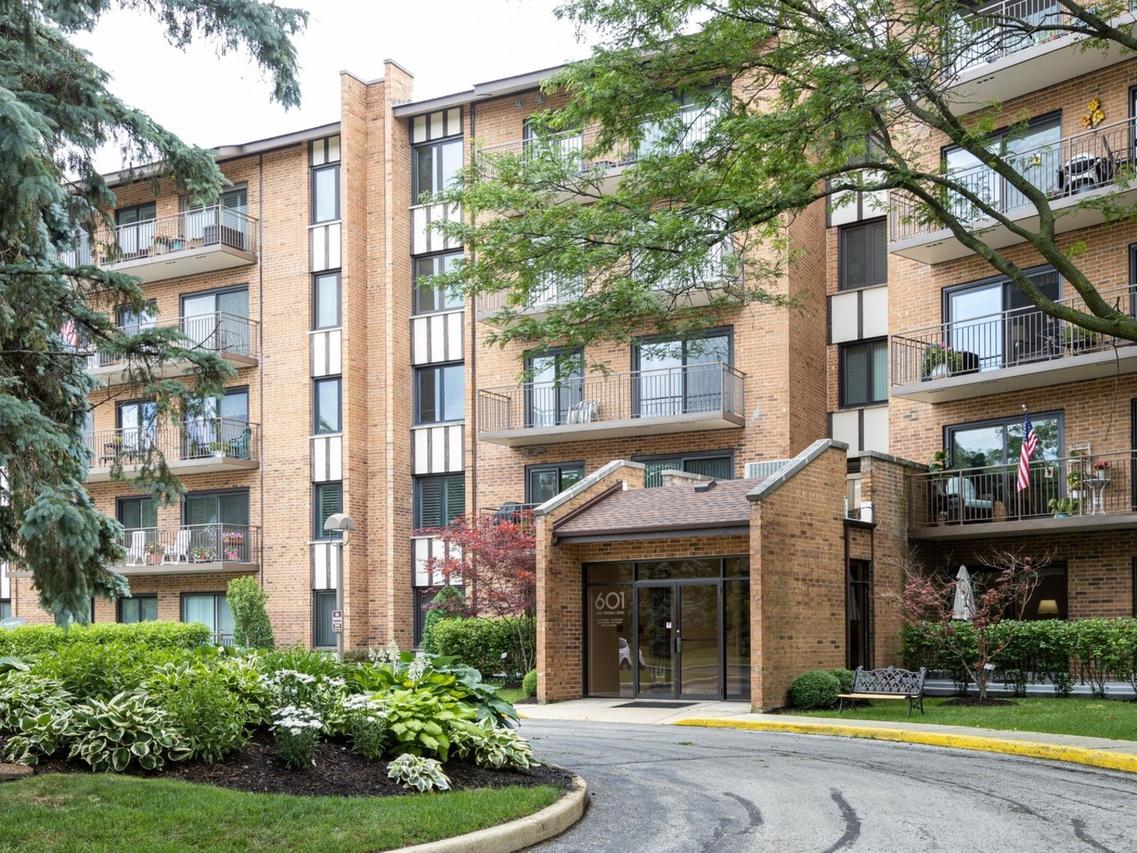 601 Lake Hinsdale Dr. #108, Willowbrook, IL 60527