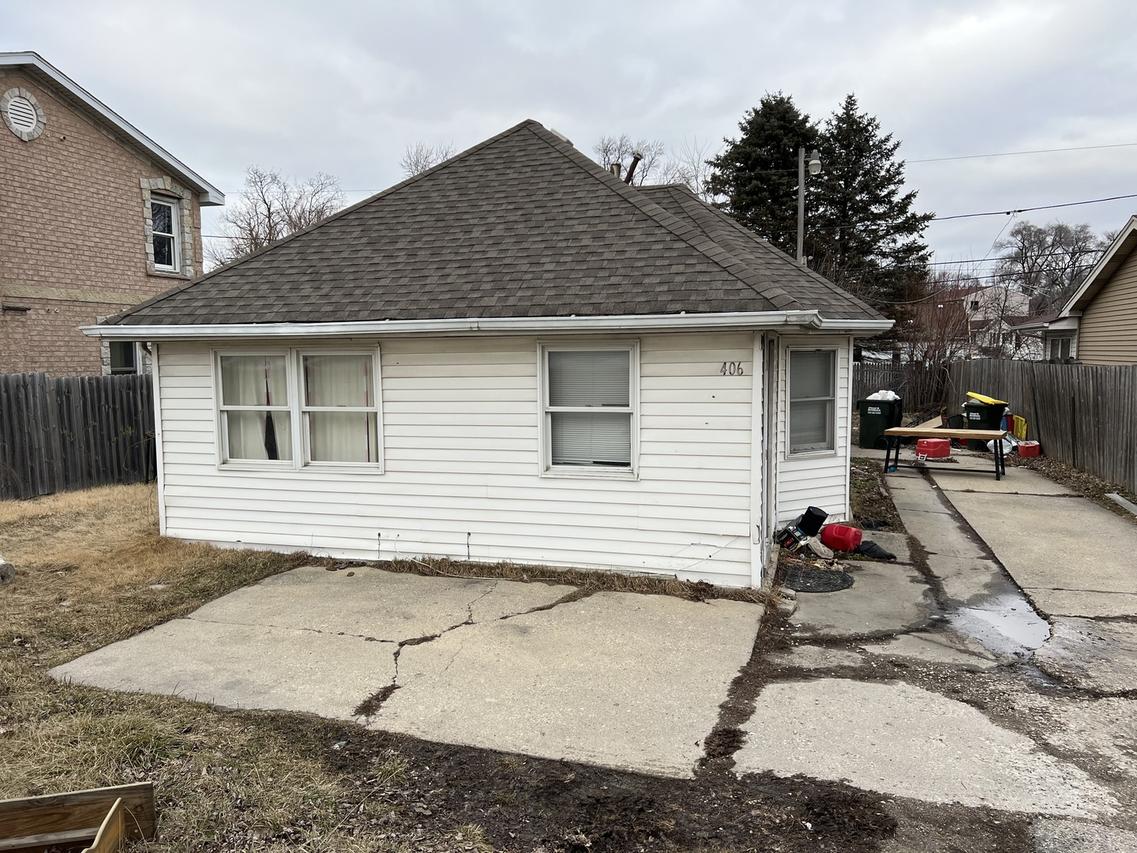 406 Rand Rd., Lakemoor, IL 60051