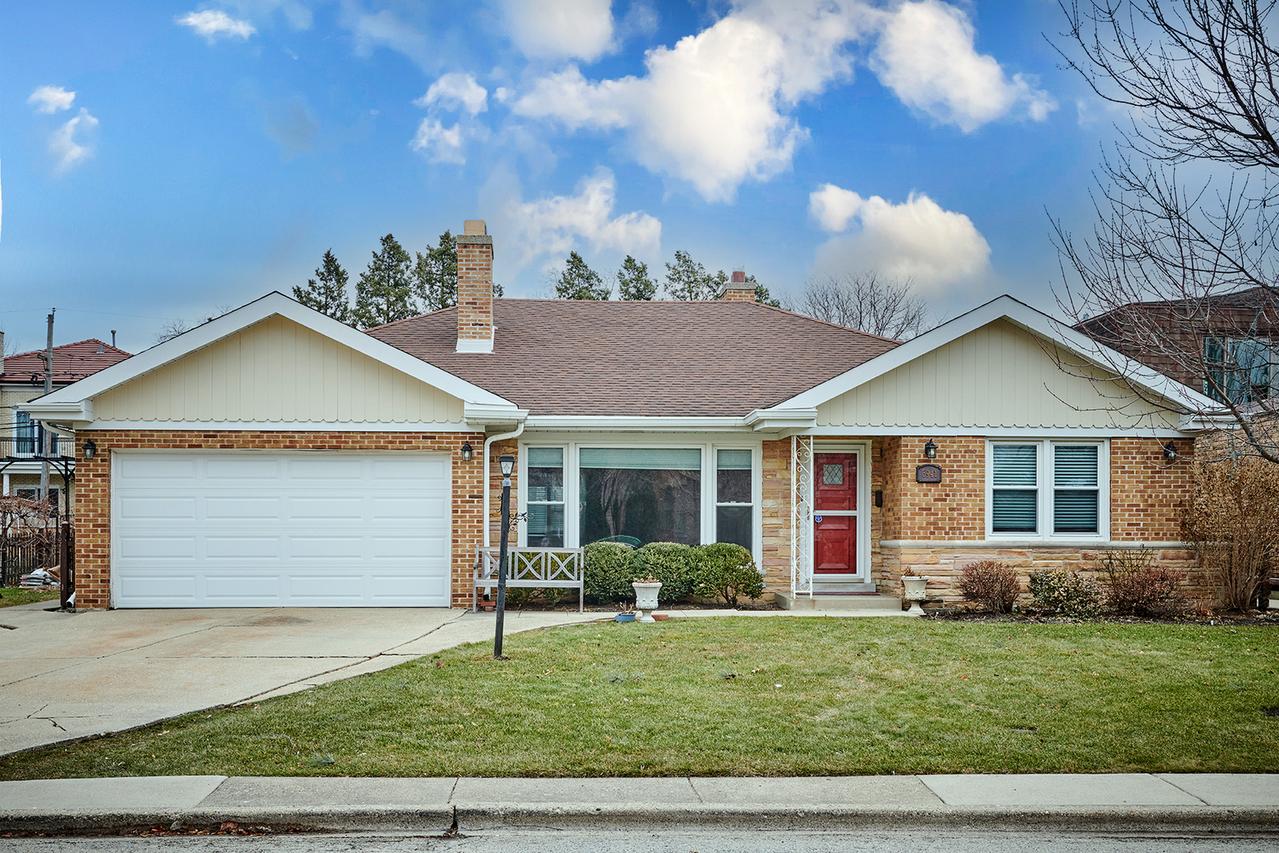 6941 N Karlov Ave., Lincolnwood, IL 60712