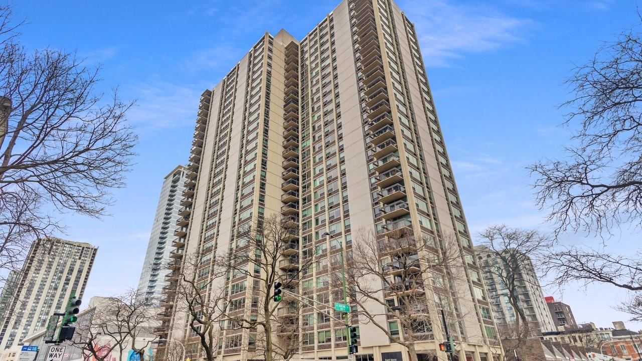 1255 N Sandburg Ter. #2707E, Chicago, IL 60610
