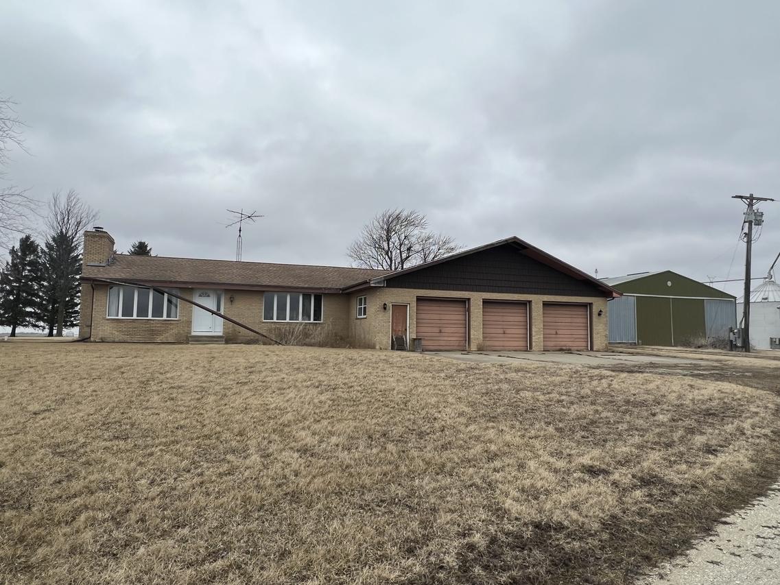 3740 N 1300 E Rd., Kempton, IL 60946