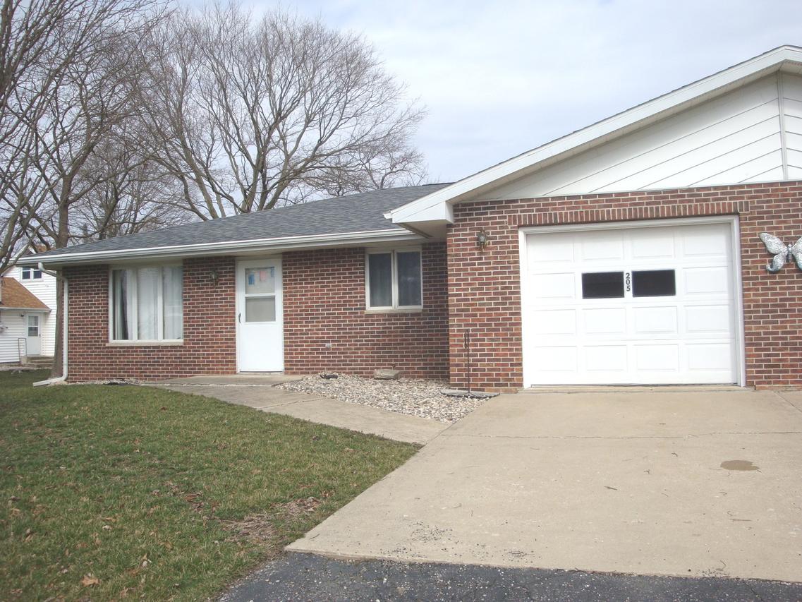 205 Martin Ave., Cissna Park, IL 60924