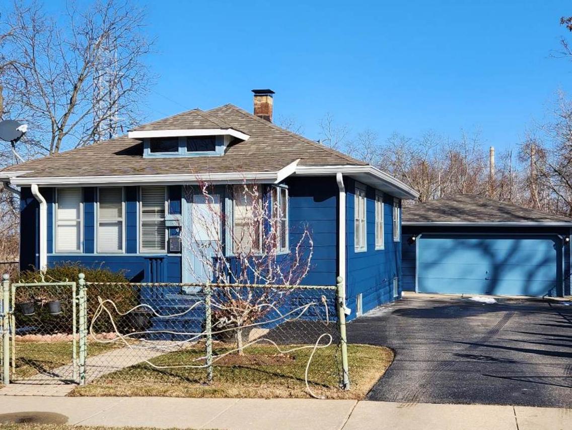 1627 Circle Ct., Waukegan, IL 60085