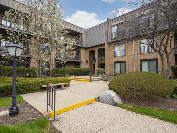 3 The Court Of Harbors #111, Northbrook, IL 60062