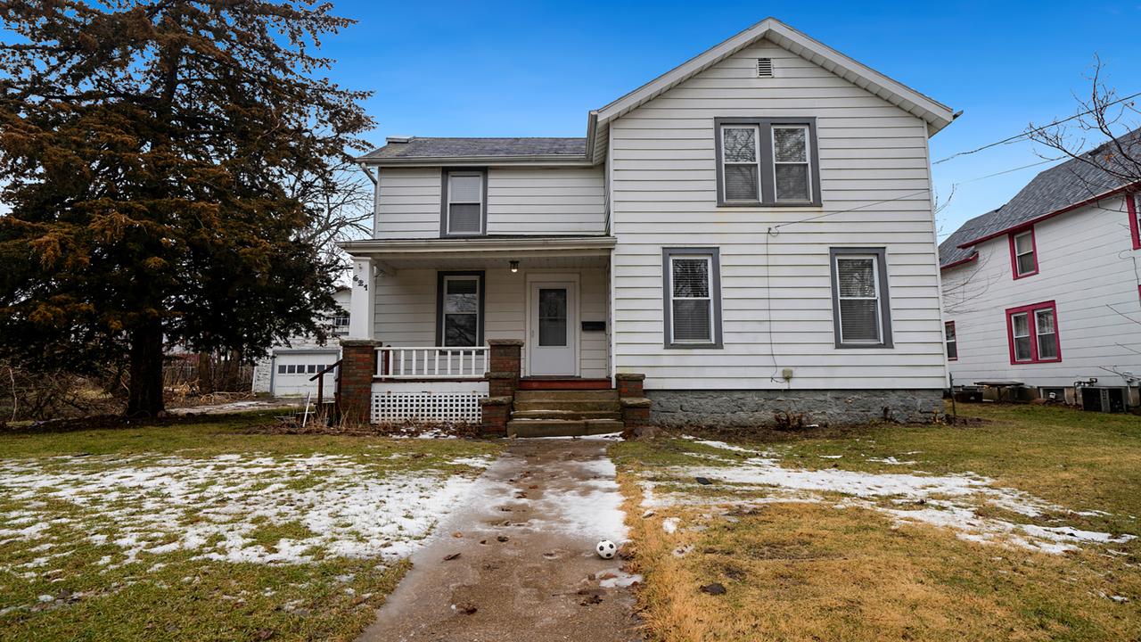 621 W American St., Freeport, IL 61032