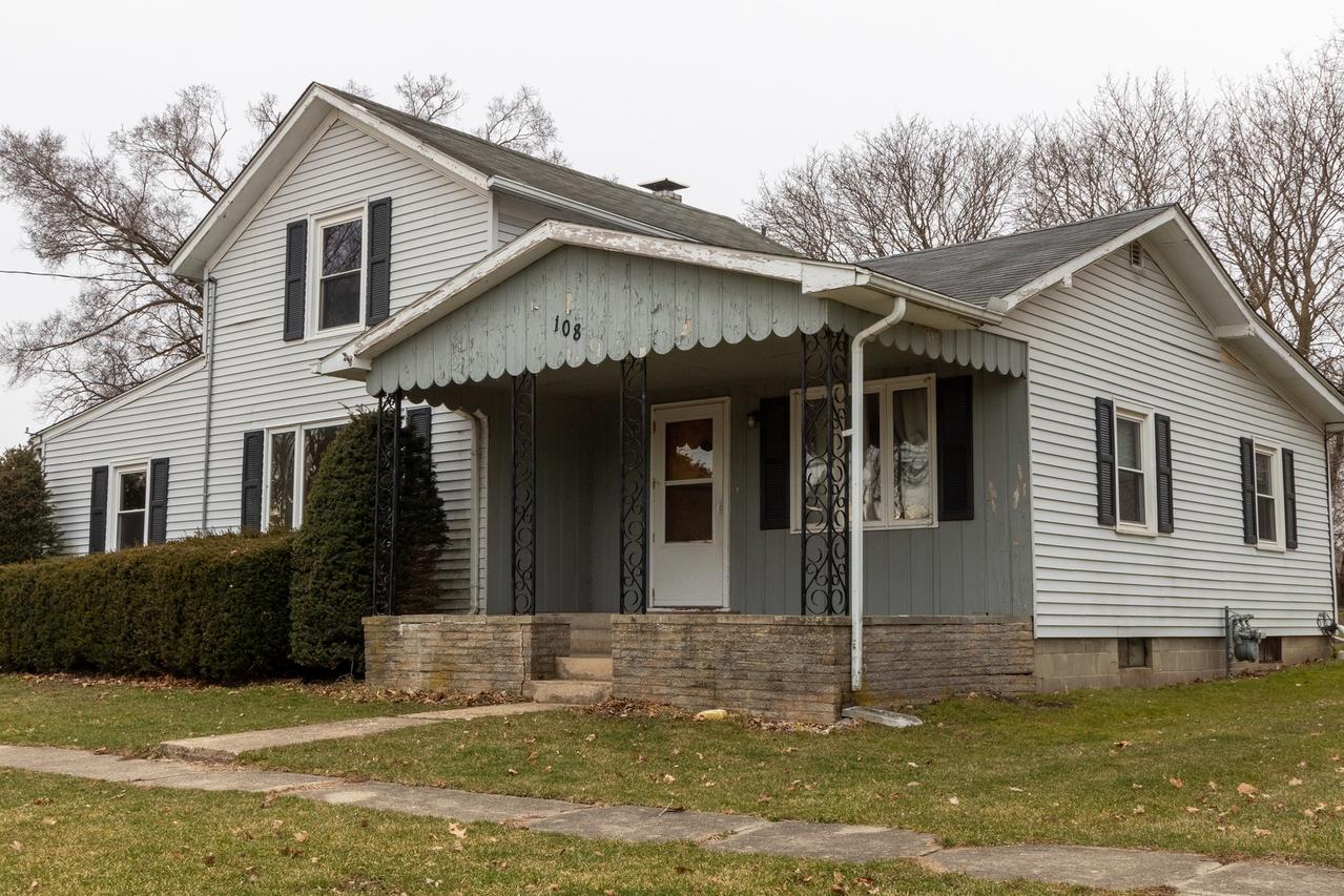 108 S 1st St., Holcomb, IL 61043