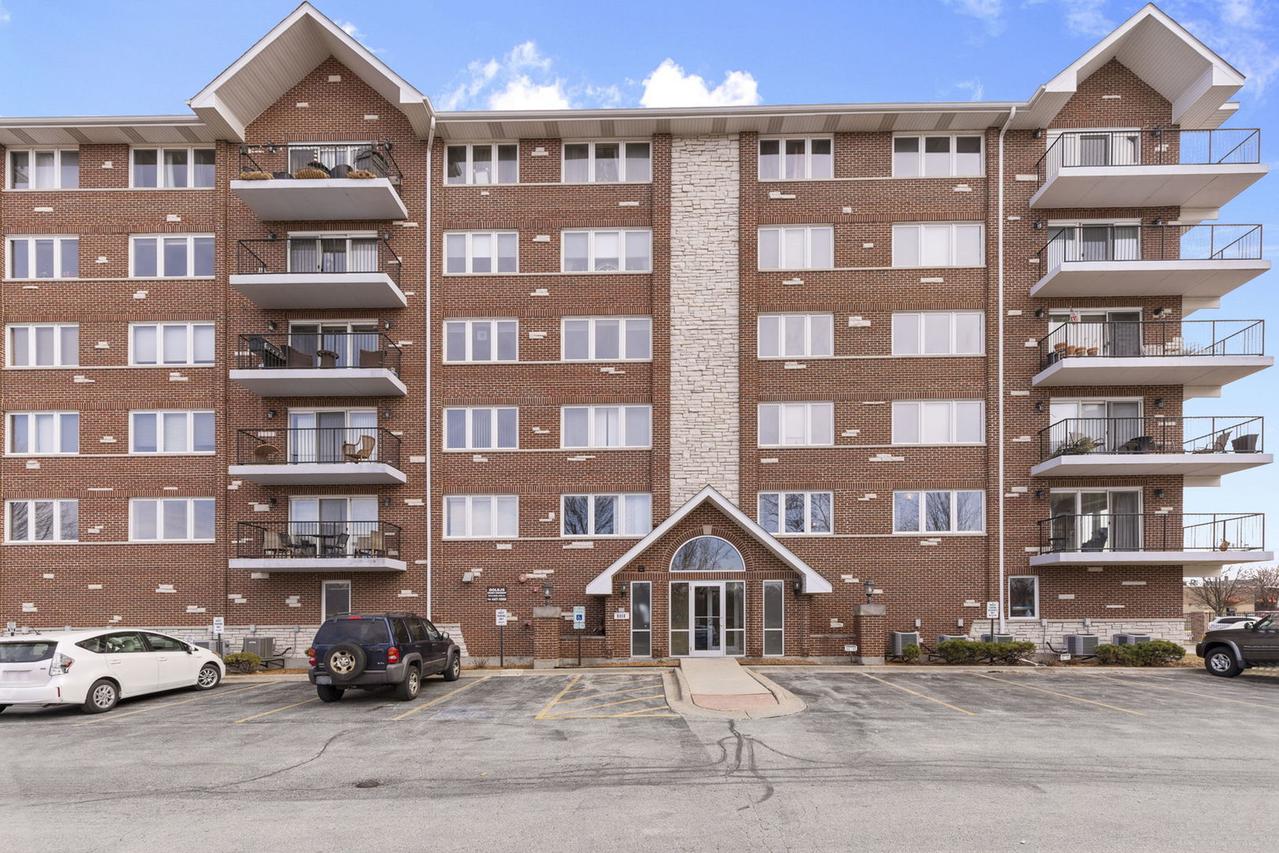 8010 River Walk Dr. #2C, Lyons, IL 60534