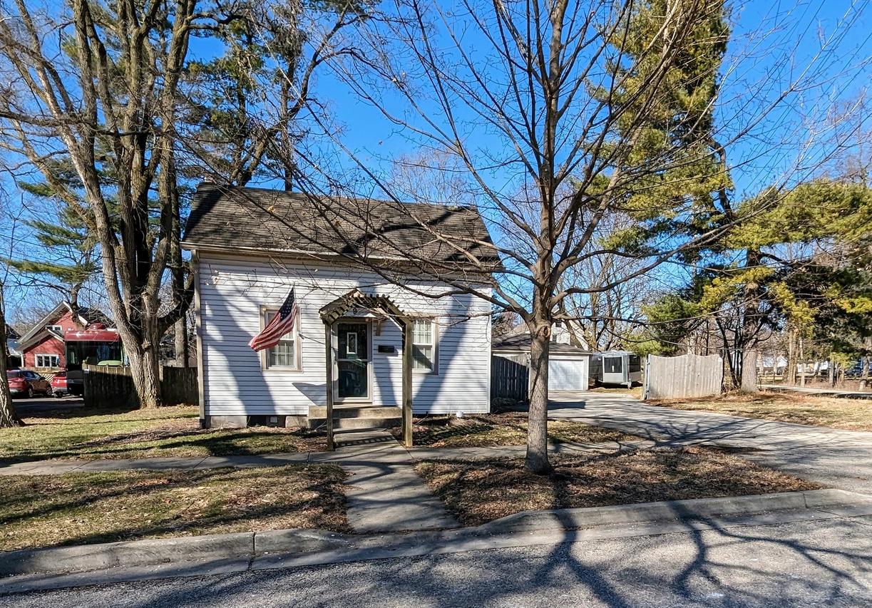 9 King William St., East Dundee, IL 60118