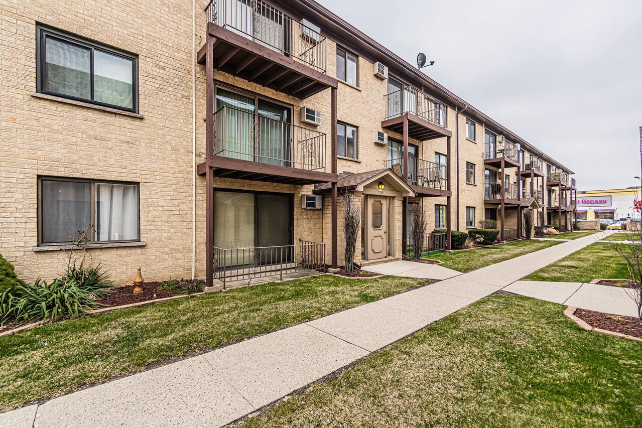 7204 W Wrightwood Ave. #1S, Elmwood Park, IL 60707