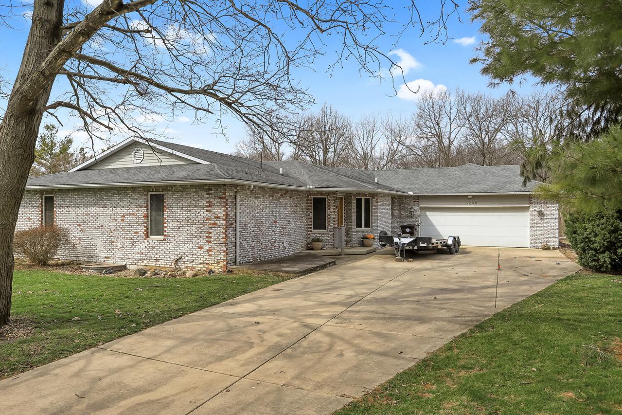 1208 Sharon Ct., Mahomet, IL 61853