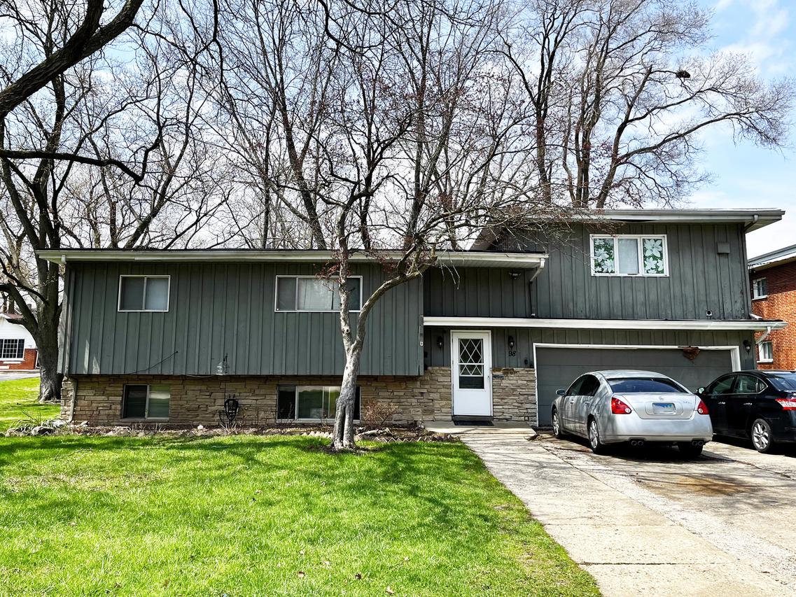 98 Elmhurst St., Crystal Lake, IL 60014