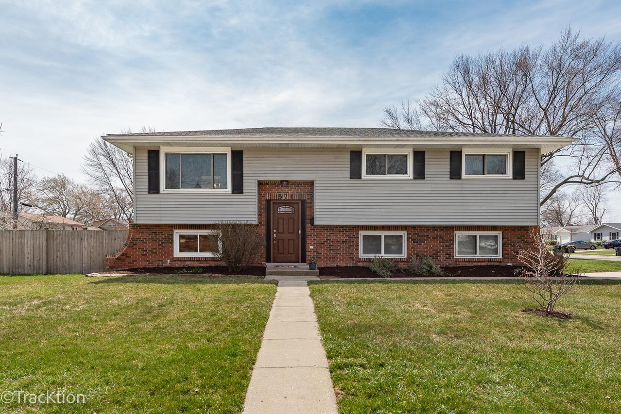 574 Mohican Rd., Carol Stream, IL 60188